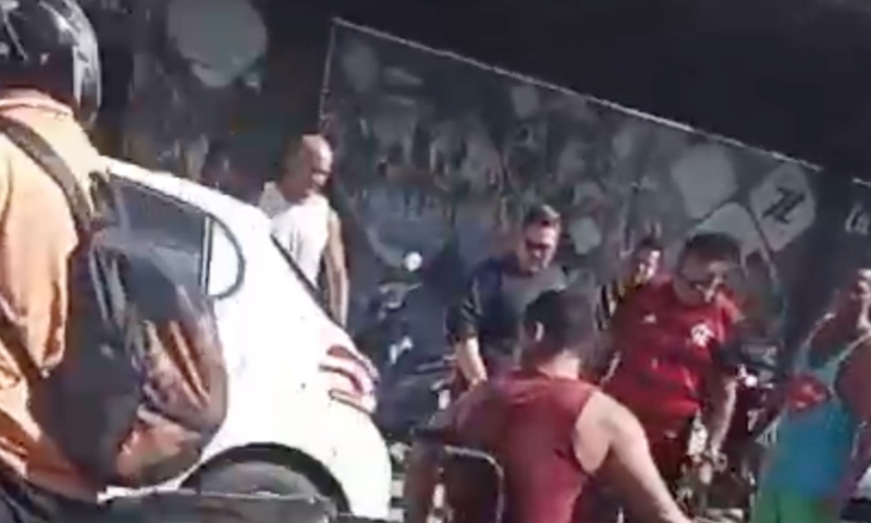 Urgente: Homem tem cabeça est0urada na b4la em frente de academia em Manaus; veja vídeo