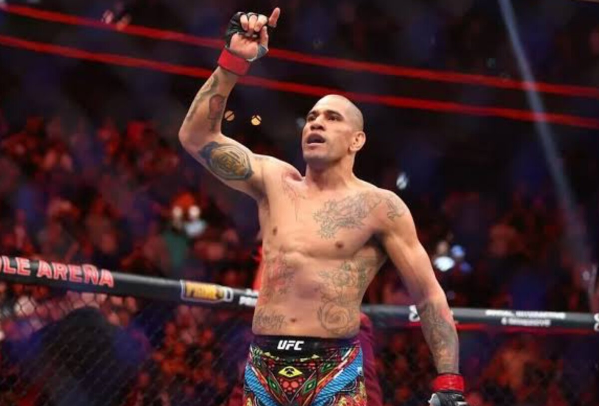 UFC 300: Alex Poatan nocauteia Jamahal Hill no primeiro round; veja vídeo