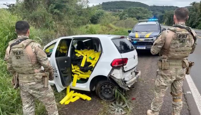Adolescente capota carro com meia tonelada de maconha durante perseguição; veja vídeo