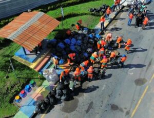 Garis separam e retiram lixo jogado por Amom em frente ao aterro de Manaus