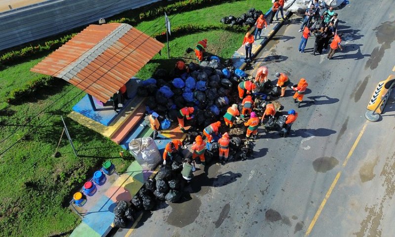 ‘No final, só sobra pro trabalhador’: garis separam e retiram lixo jogado por Amom em via pública