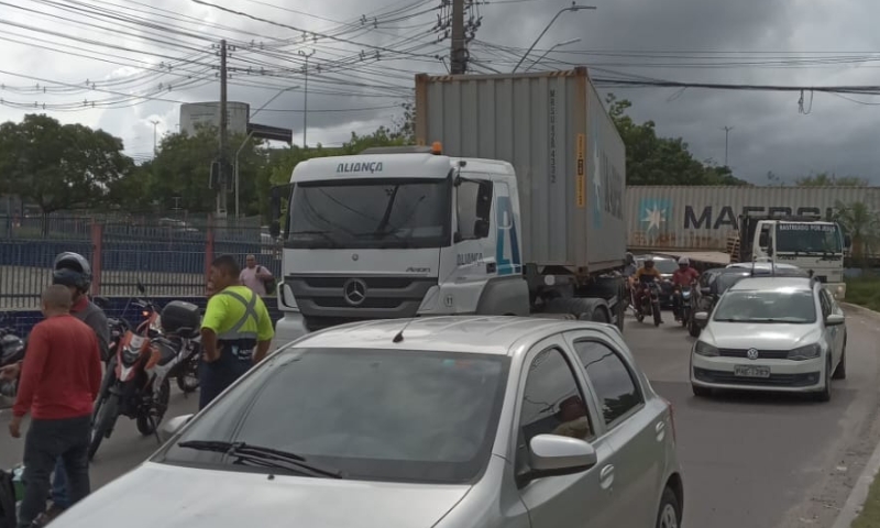 Agora: carreta bate em moto e causa grave acidente na bola da Suframa em Manaus