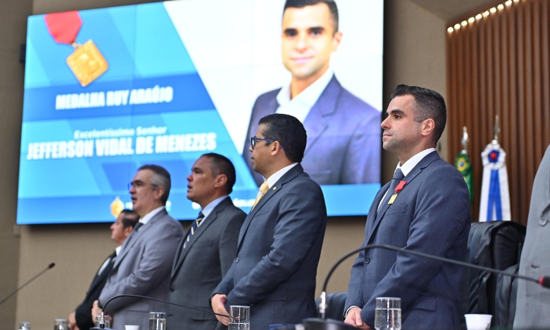 Servidor do TCE-AM recebe medalha Ruy Araújo na Aleam