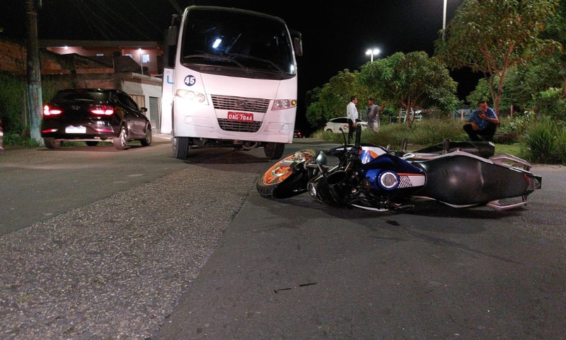 Acidente entre micro-ônibus e moto termina com casal gravemente ferid0 em Manaus