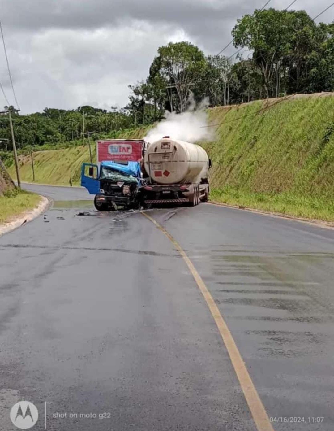 Urgente: colisão entre caminhões interdita rodovia AM-010; veja vídeo