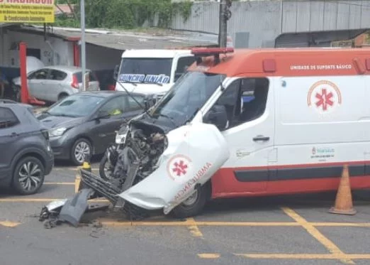 Grave acidente deixa ambulância destruída no bairro Praça 14
