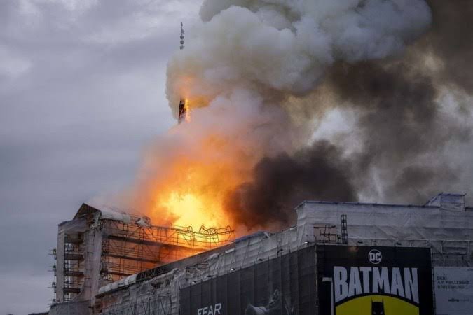 Incêndio destrói prédio histórico da Bolsa de Valores de Copenhague; veja vídeo