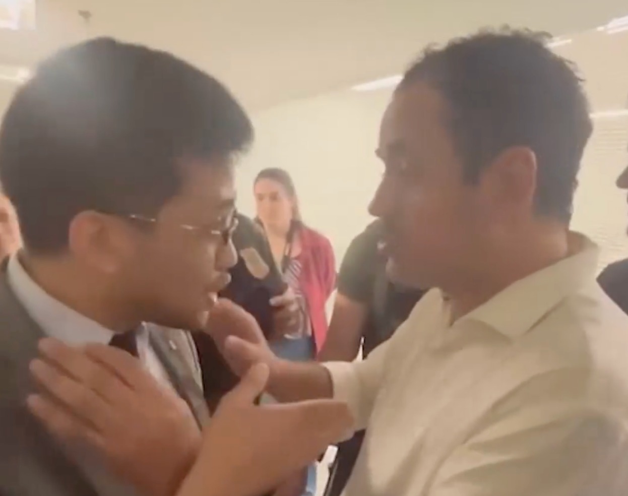 Deputados Glauber Rocha e Kim Kataguiri batem boca e quase se agridem; veja vídeo