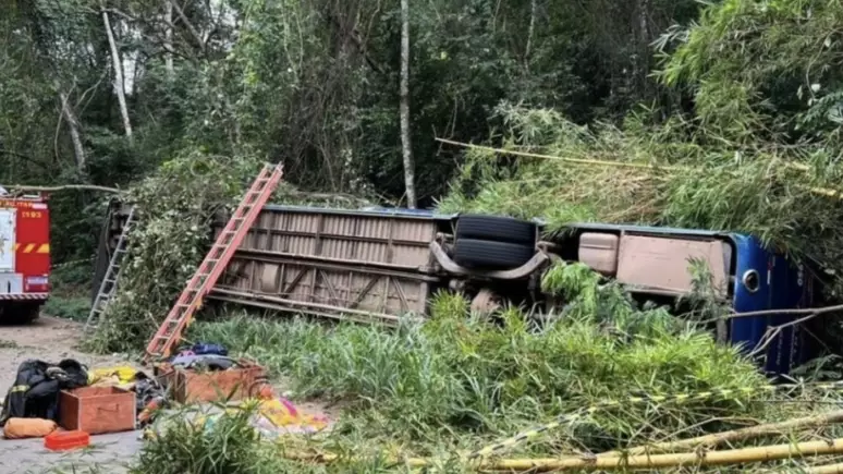 Ônibus capota em estrada e deixa sete m0rtos e 15 feridos; veja imagem