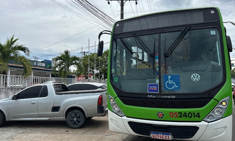 Agora: Ônibus da linha 415 é ass4ltad0 por dupla na Max Teixeira, em Manaus