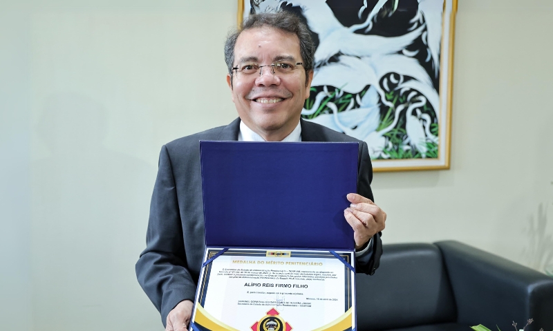 Auditor do TCE-AM recebe medalha do Mérito Penitenciário do Amazonas