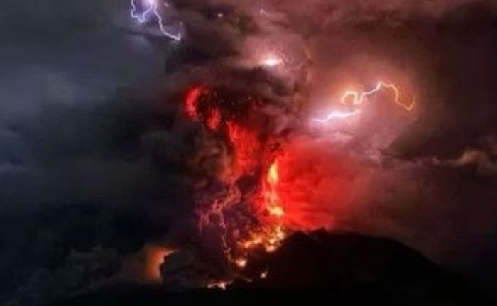 Vulcão entra em erupção na Indonésia e provoca alerta de tsunami; veja vídeo