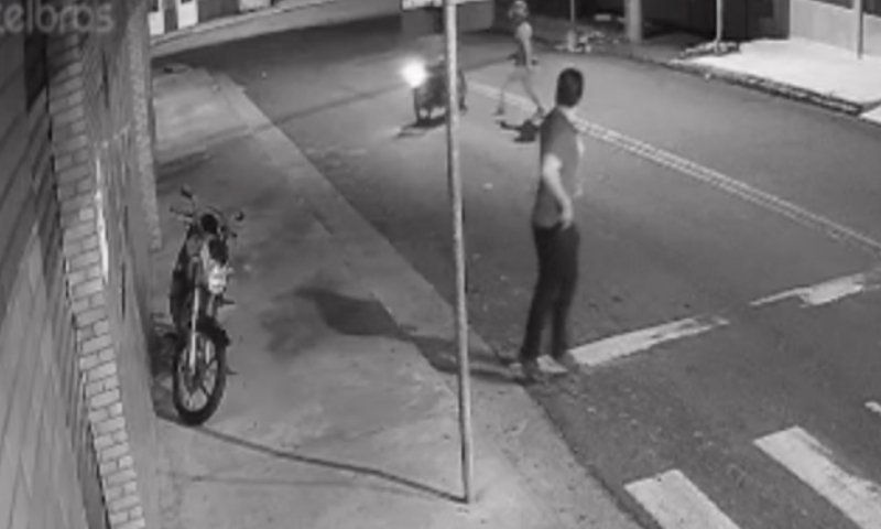 Medo: assaltantes tocam o terror em frente a igreja no Japiim; veja vídeo