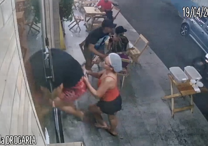 Dia de sorte: policial de folga mete bal4 em assaltantes em churrascaria de Manaus; veja vídeo