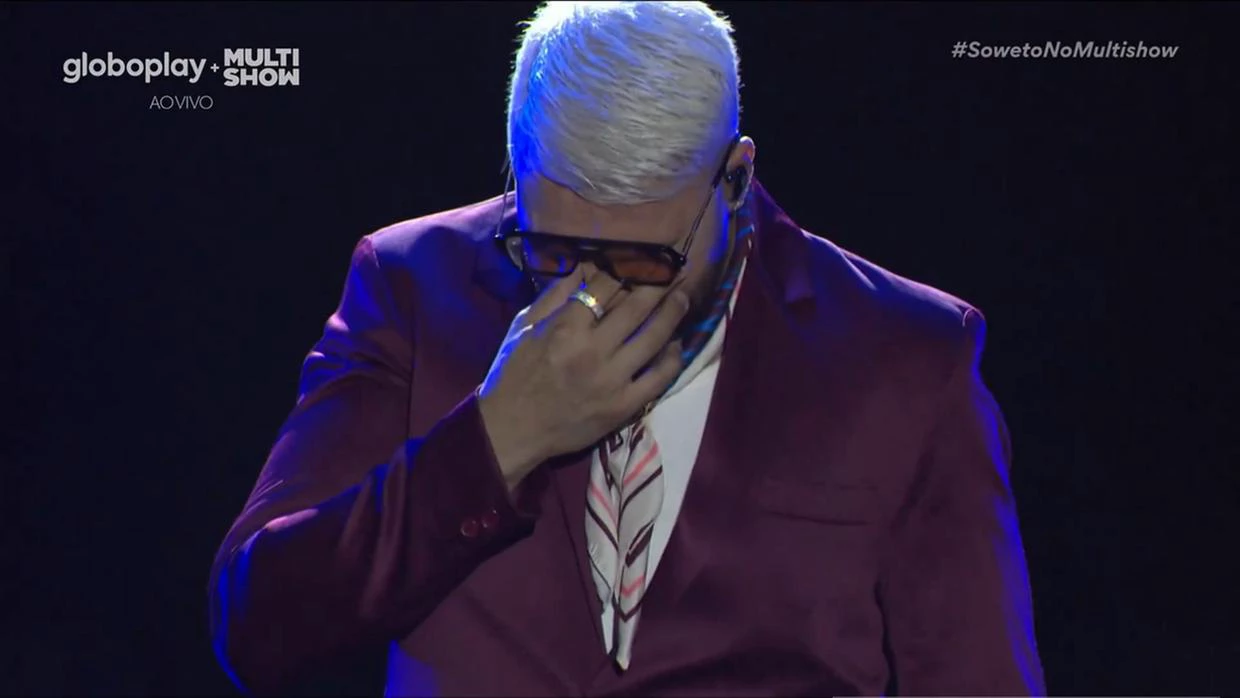 “Estou passando por um momento difícil”, afirma Belo após chorar em show; veja vídeo