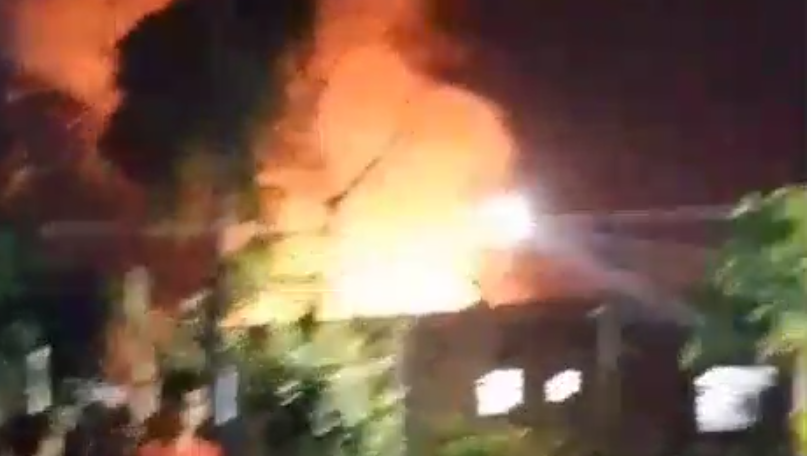 Incêndio de grandes proporções destrói casa em Manaus; veja vídeos