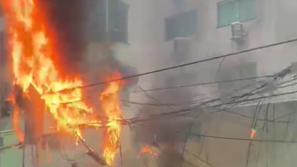 Fiação de poste pega fogo e assusta motoristas em avenida de Manaus; veja vídeo