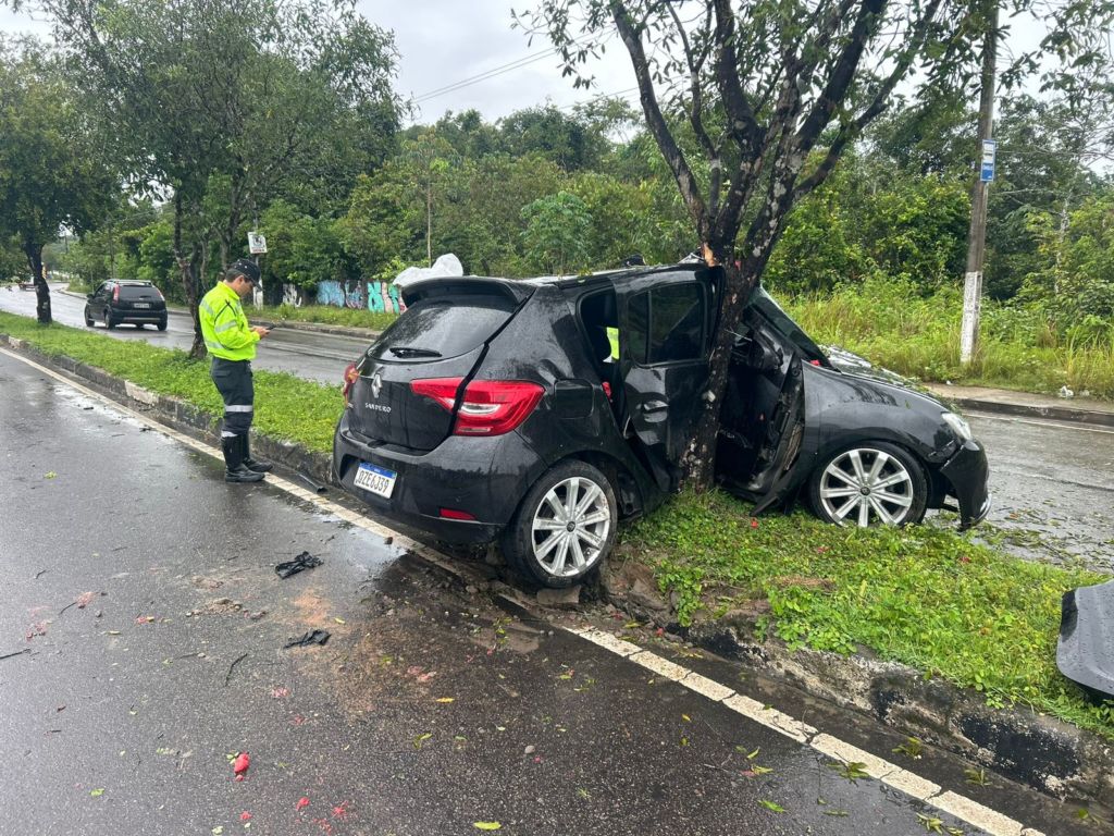 Casal fica ferid0 e preso às ferragens ao bater carro contra árvore em avenida de Manaus; veja vídeo