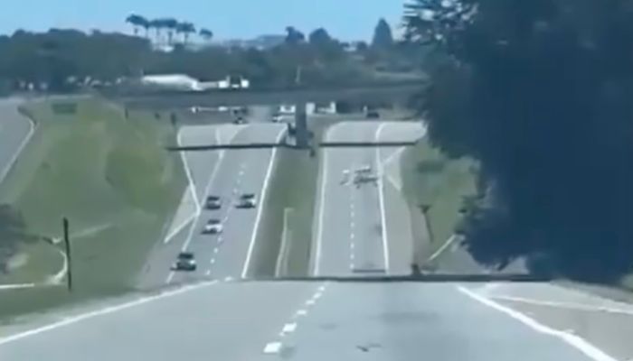 Avião faz pouso forçado em rodovia após pane no motor; veja vídeo