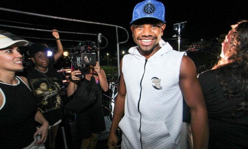 ‘Eita, calabreso!’: Davi é vaiado ao deixar festa da vitória sem falar com fãs; veja vídeo