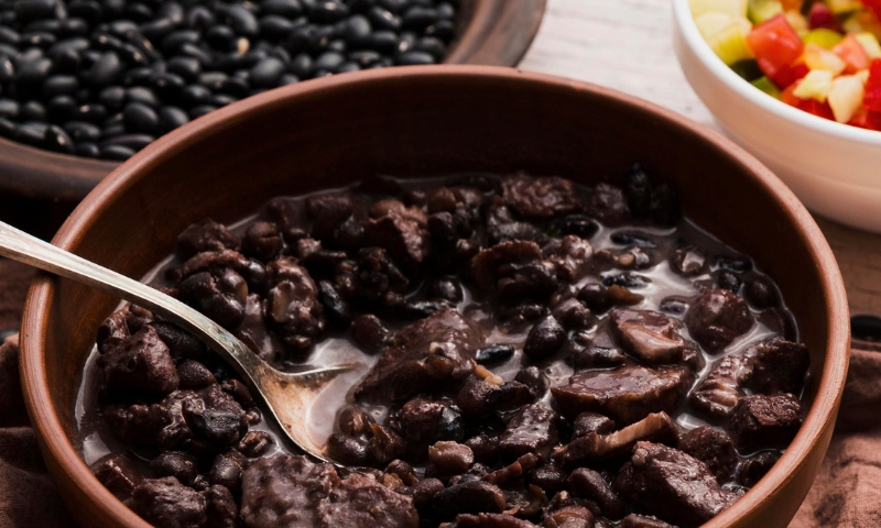 Casa do Professor realiza feijoada beneficente no Parque do Idoso