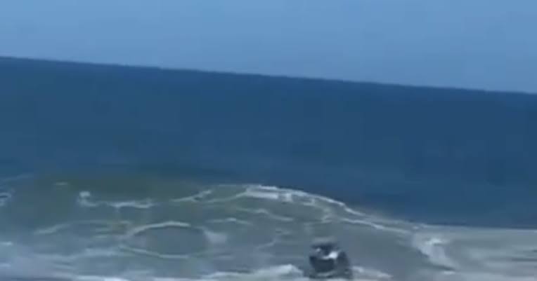 Pesadelo nas águas: jovem desaparece após enfrentar onda m0rtal com Jet Ski; veja vídeo