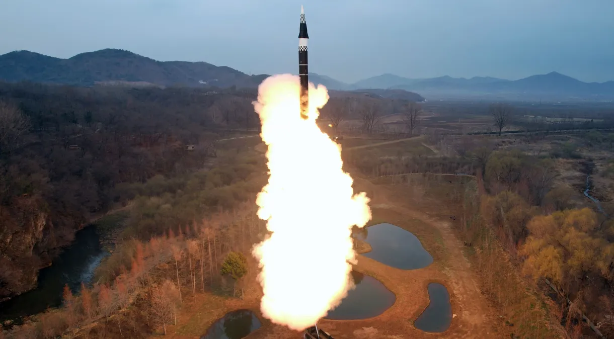 Coreia do Norte faz primeira simulação de contra-ataque nuclear, diz mídia estatal