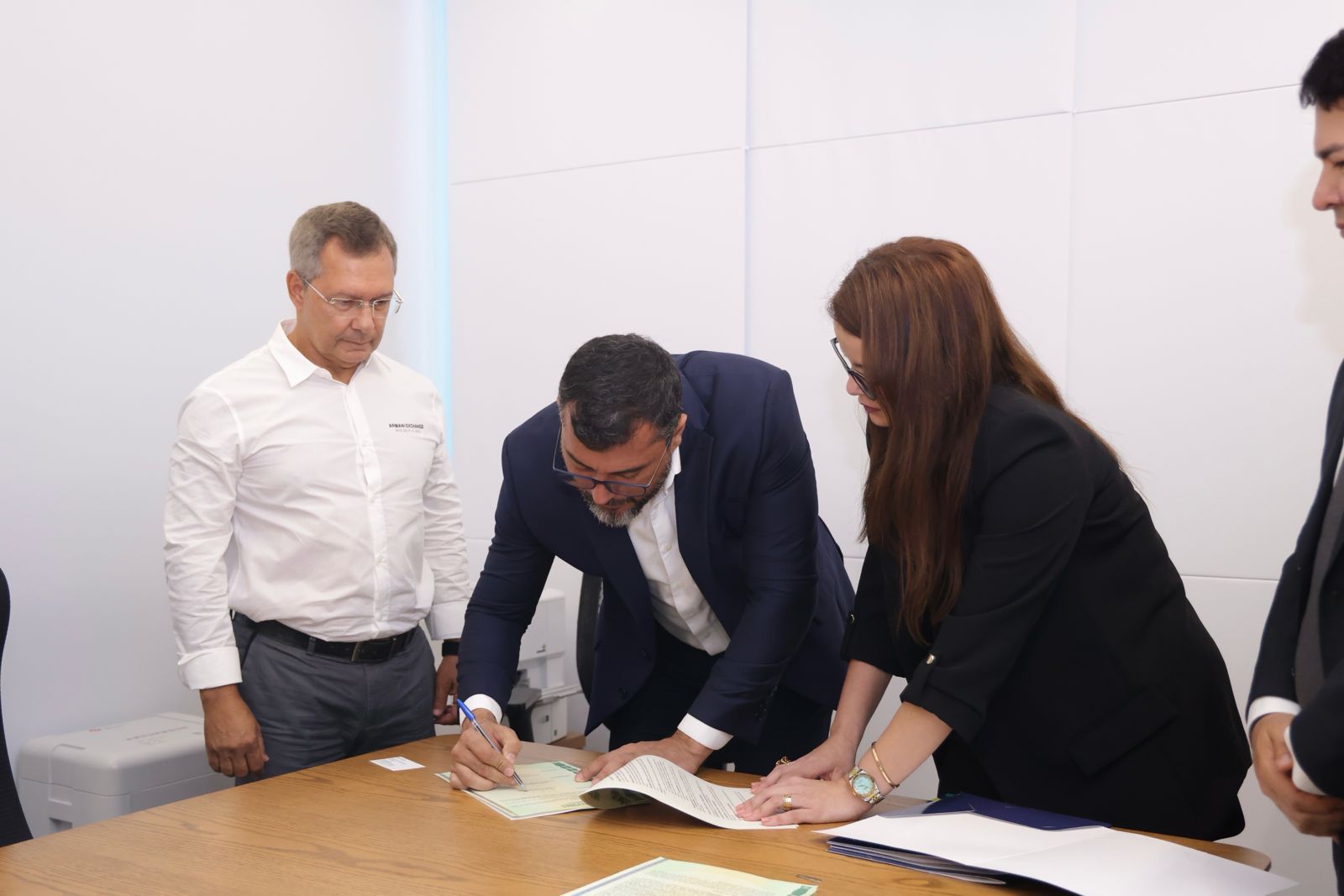 Wilson Lima assina termos de CDRU de quatro áreas de exploração de gás e petróleo pela Petrobras