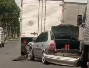 Veja momento em que carro colide contra caminhão na Avenida do Turismo; vídeo