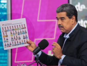 Maduro aparece 13 vezes em cédula de voto das eleições na Venezuela; veja