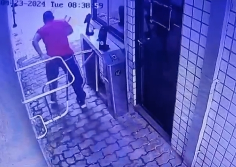 Vídeo flagra homem fugindo após ter arranc4d0 a cabeç4 de funcionário de hospital; veja