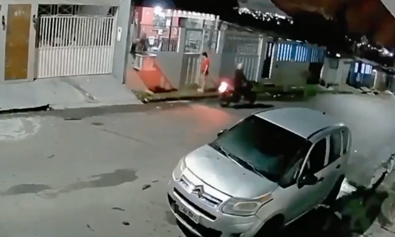 Motoqueiro faz retorno e ass4lta mulher em Manaus; veja vídeo