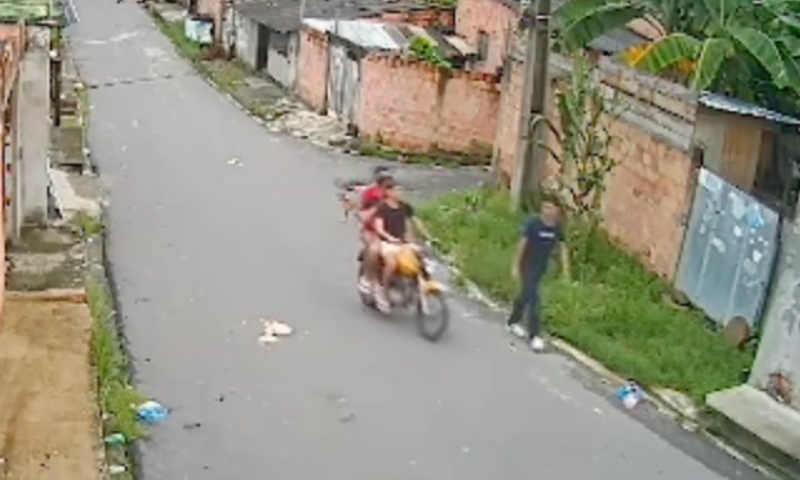 Estudante é brutalm3nte agr3did0 ao ser ass4ltad0 por trio em moto em Manaus; veja vídeo