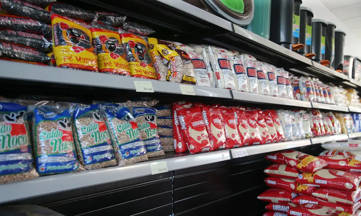 Cesta básica nacional terá 15 alimentos com imposto zerado; saiba mais