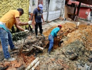 Prefeitura de Manaus instala drenagem em beco na Compensa