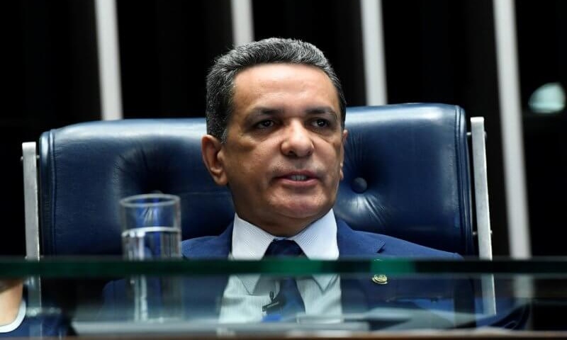 Bomba: PF encontra R$50 mil em carro de senador que estava almoçando com candidato a prefeito