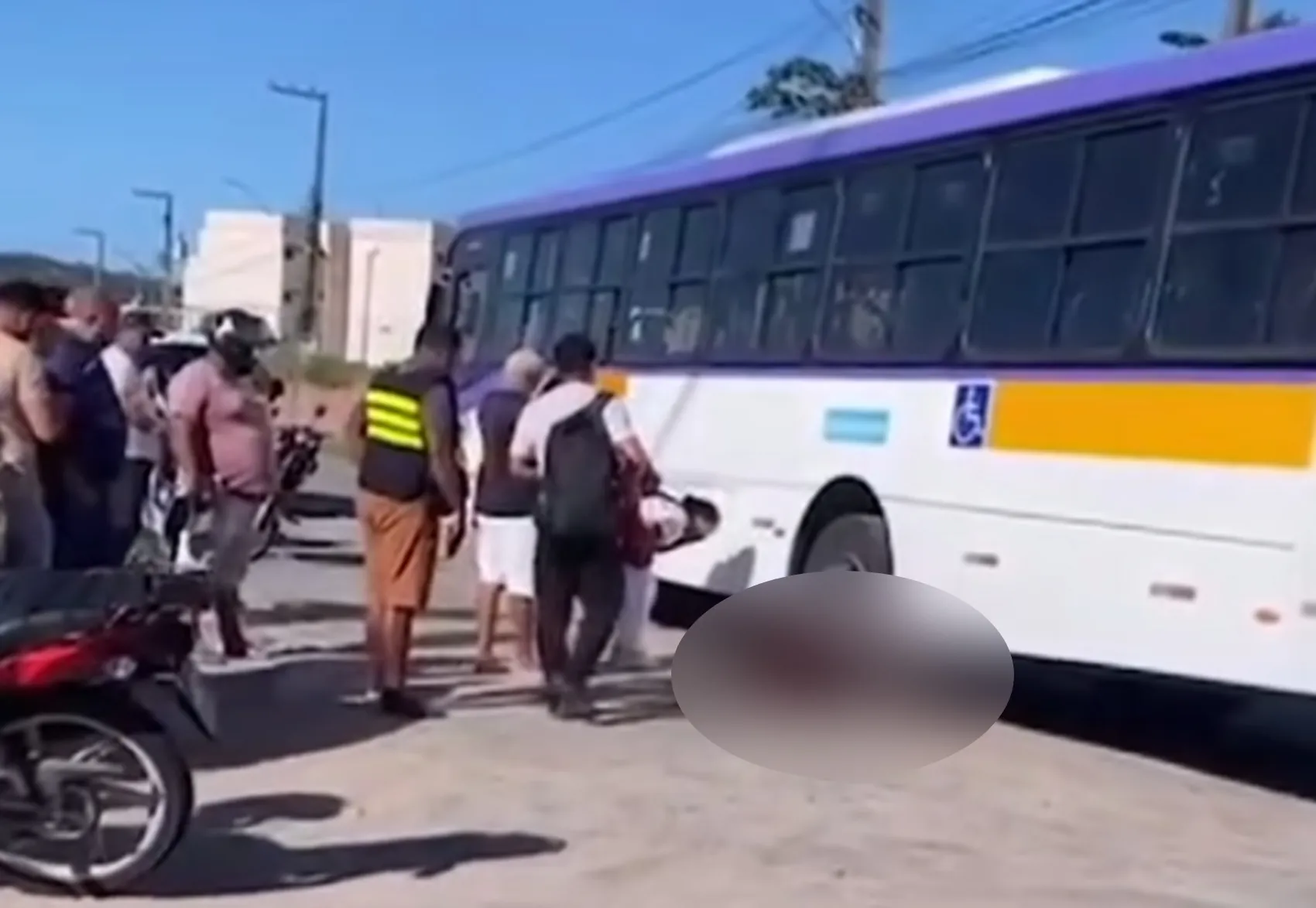 Vídeo chocante mostra grave acidente em que adolescente m0rreu esm4gado por ônibus; cenas fortes