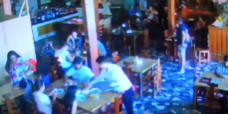 Veja momento em que garçom m4ta vereador com f4cada no pescoço; cenas fortes