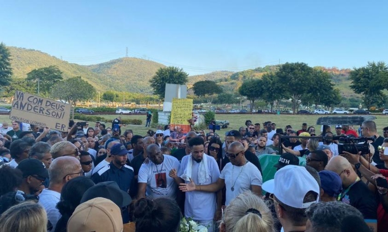 Cantor Anderson do Molejo é enterrado ao som de pagode no Rio de Janeiro; veja vídeo