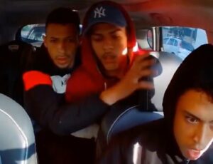 Assaltantes trapalhões ficam desesperados ao perceberem câmera dentro de carro; veja vídeo