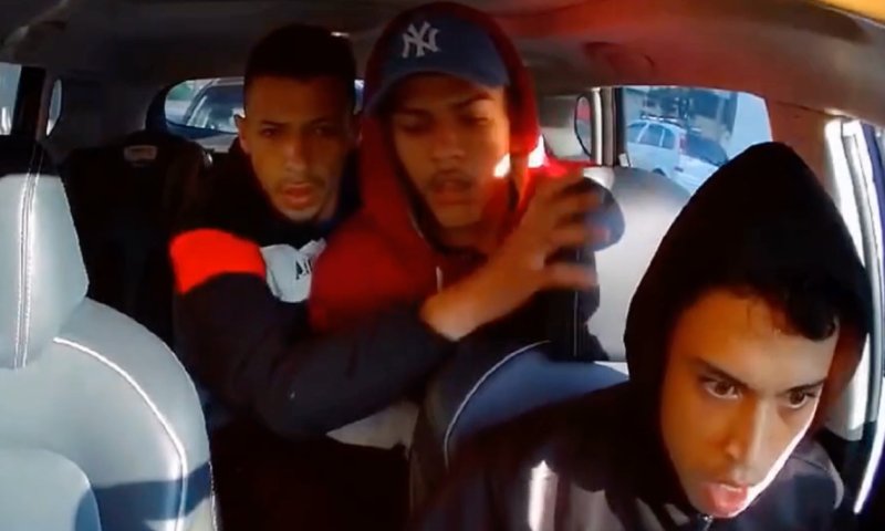 Assaltantes trapalhões ficam desesperados ao perceberem câmera dentro de carro; veja vídeo