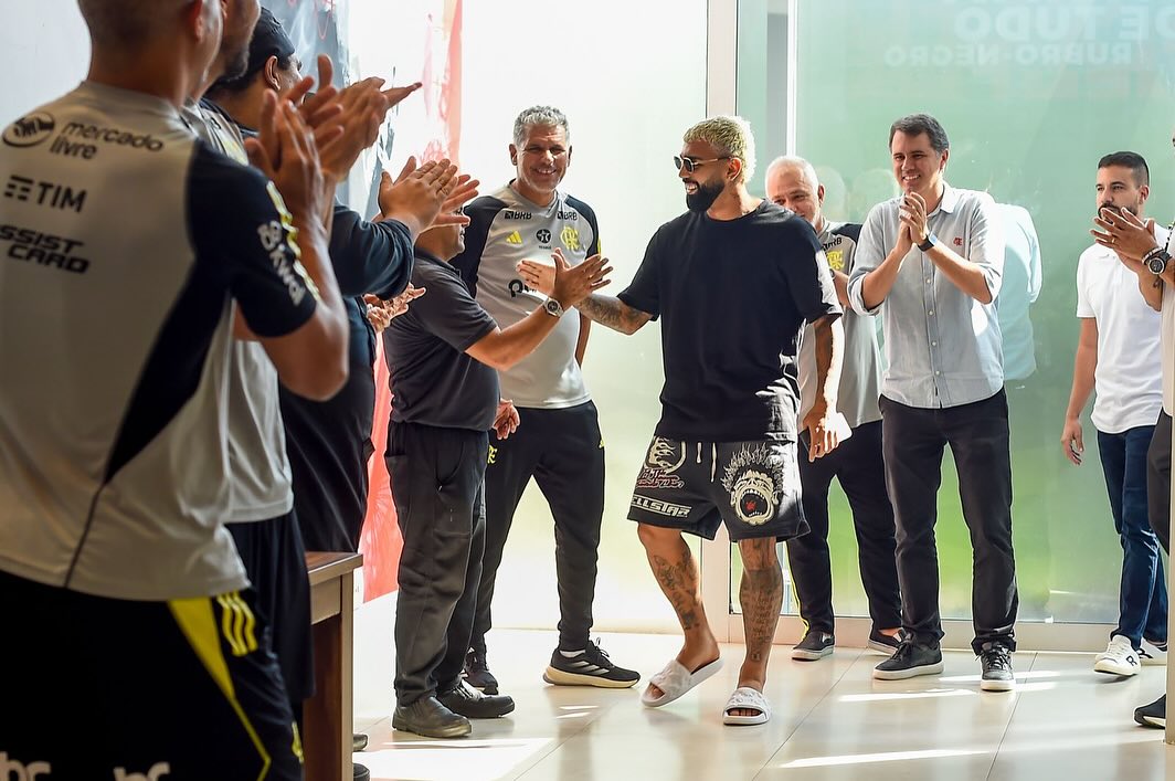 Gabigol é recebido com aplausos em retorno ao CT do Flamengo