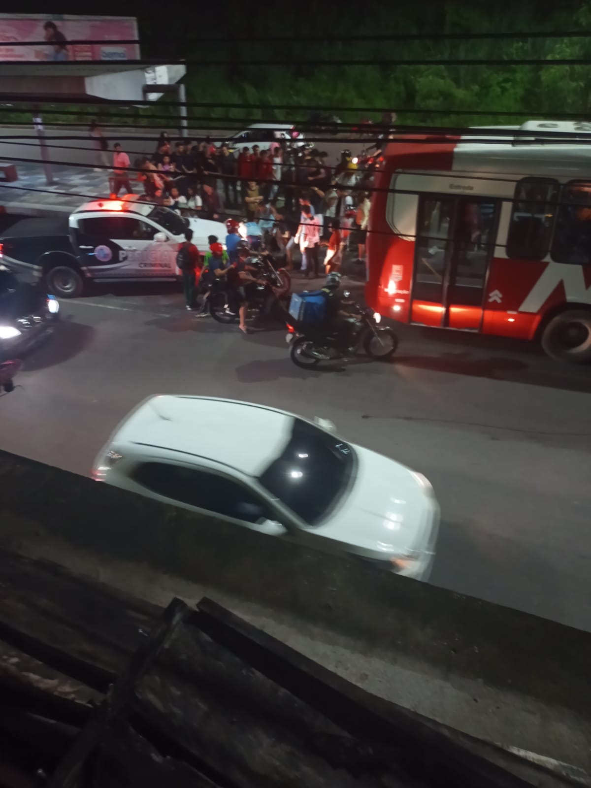 Veja momento que suspeito de assaltar ônibus é espanc4do até a mort3 em Manaus; cenas f0rtes