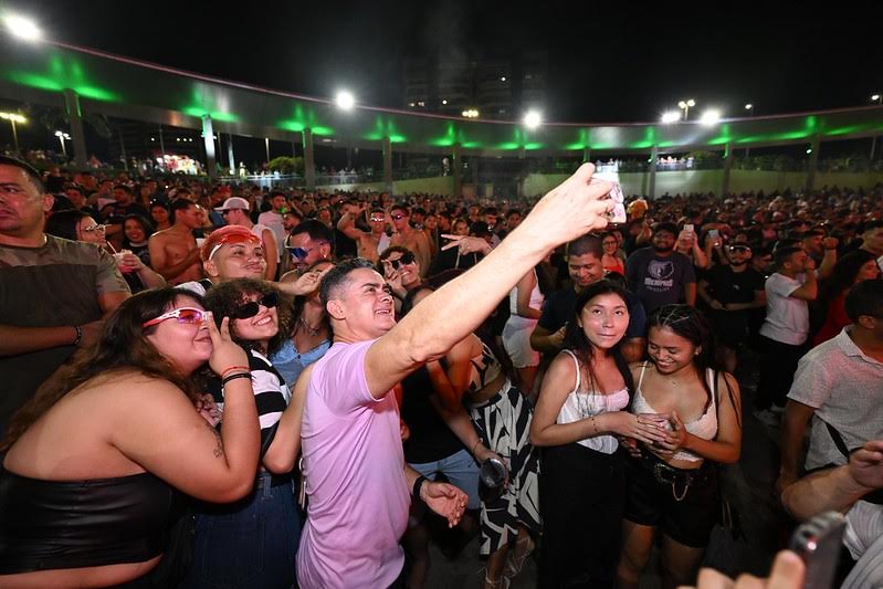 Festa do Dia do Trabalhador reúne multidão de mais de 10 mil pessoas na Ponta Negra