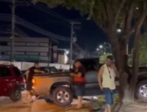 Grave: caminhonete perde controle e bate contra árvore no bairro Cidade Nova; veja vídeo