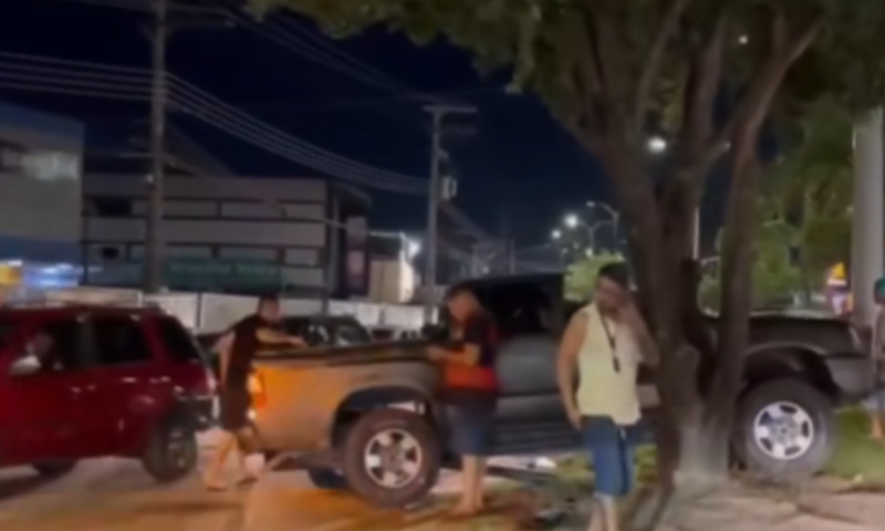 Grave: caminhonete perde controle e bate contra árvore no bairro Cidade Nova; veja video