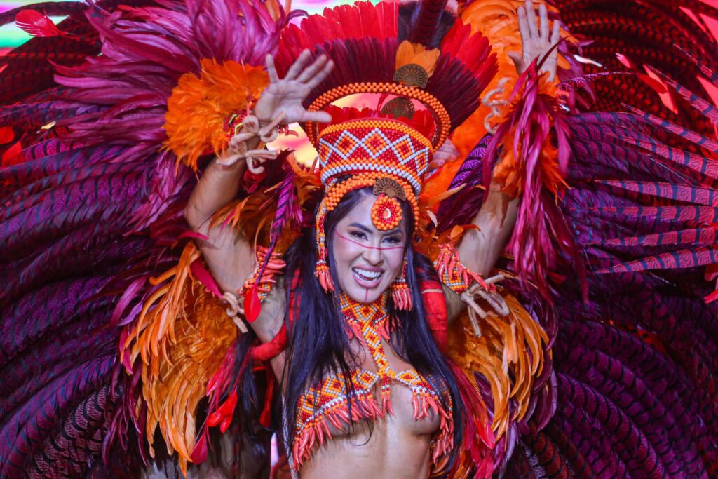 Alvorada do Garantido reúne multidão de torcedores pelas ruas de Parintins