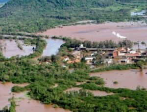 Enchentes: Governador do Rio Grande do Sul alerta moradores de Canela e Gramado para saírem de casa
