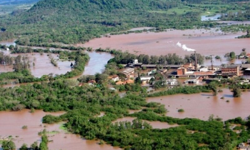 Enchentes: Governo do Rio Grande do Sul alerta moradores de Canela e Gramado para saírem de casa