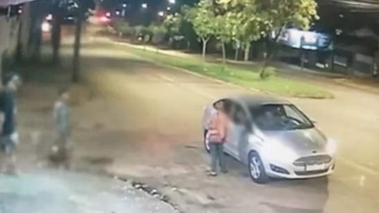 Motorista passa com o carro p0r c1ma de mulher após br1ga; veja vídeo